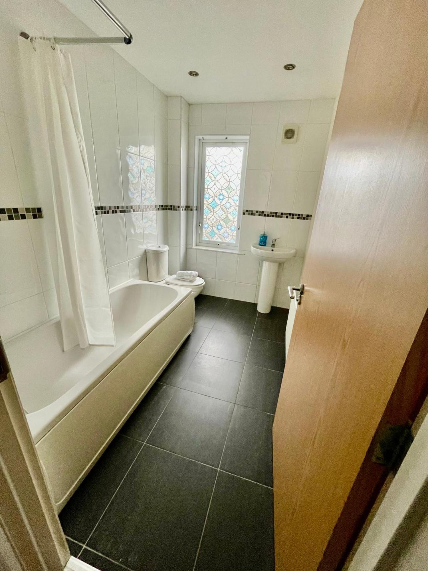 2 Bedroom City-Centre Apartment With Free Parking Μπέλφαστ Εξωτερικό φωτογραφία